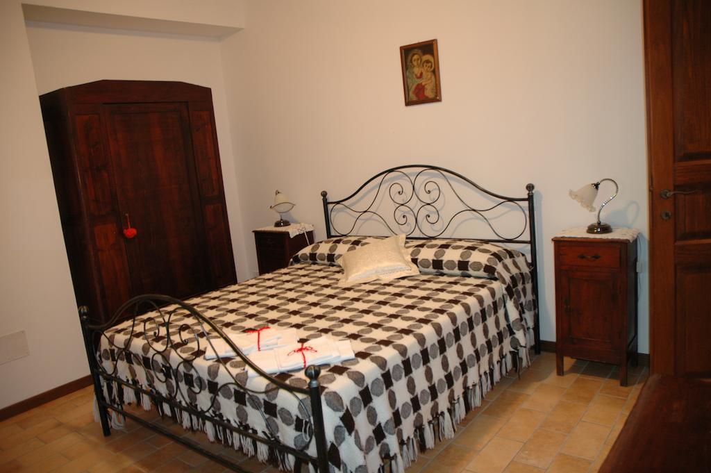 La Mola Maringalli Guest House Cascia Room photo
